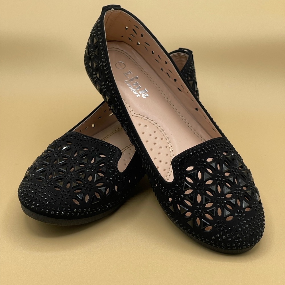Really cute pair of slide on shoes!.